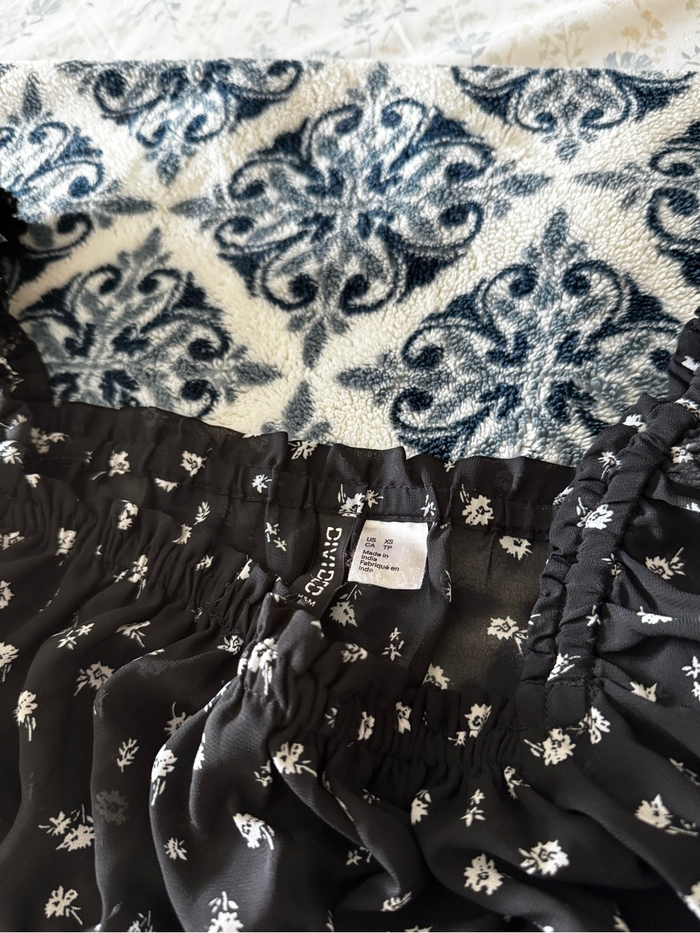 Black Floral Smocked Off-Shoulder Crop Top - Picture 4 of 5